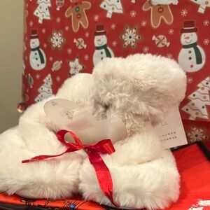 Luxurious Women's White Furry Slippers